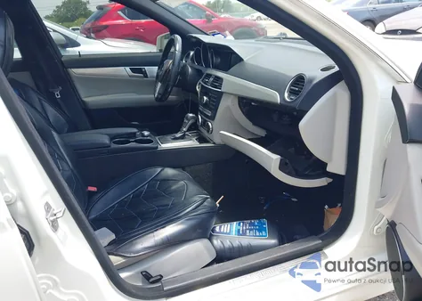 2012 Mercedes-Benz C 250 Luxury/Sport z USA, uszkodzony, nr VIN WDDGF4HB4CR235078